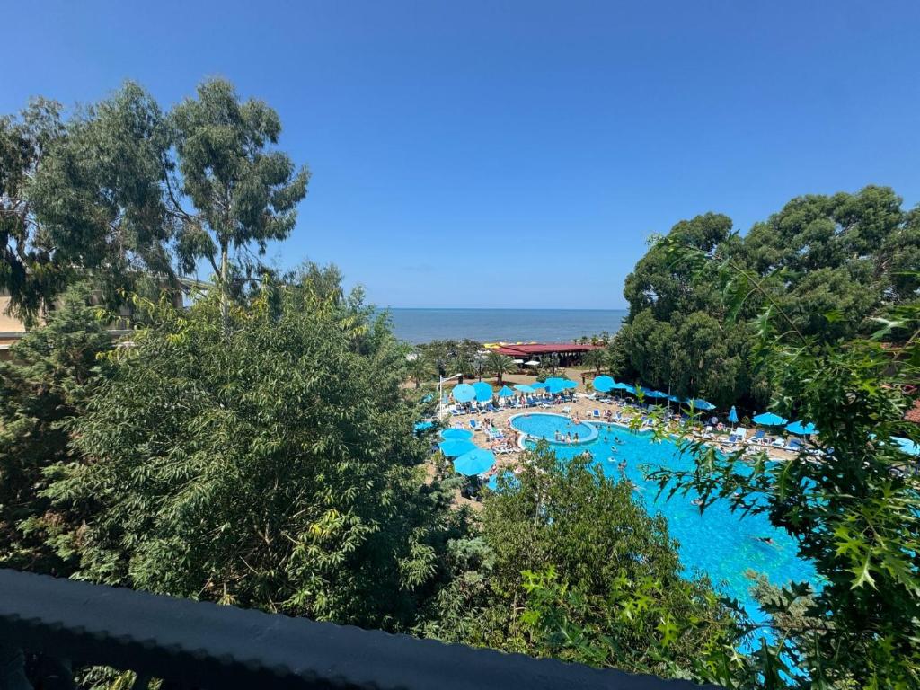 balcone con vista sulla piscina. di Dreamland Oasis wellness Resort a Chakvi