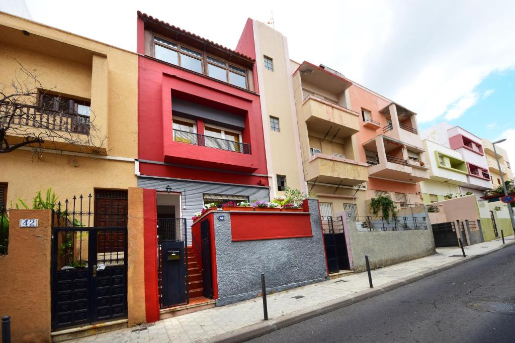 un edificio con porte rosse sul lato di una strada di Parigi Hotel bed and Breakfast a Santa Cruz de Tenerife