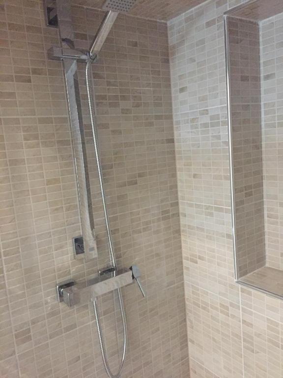 prysznic z głowicą prysznicową w łazience w obiekcie B&B Soleluna w mieście Veglie