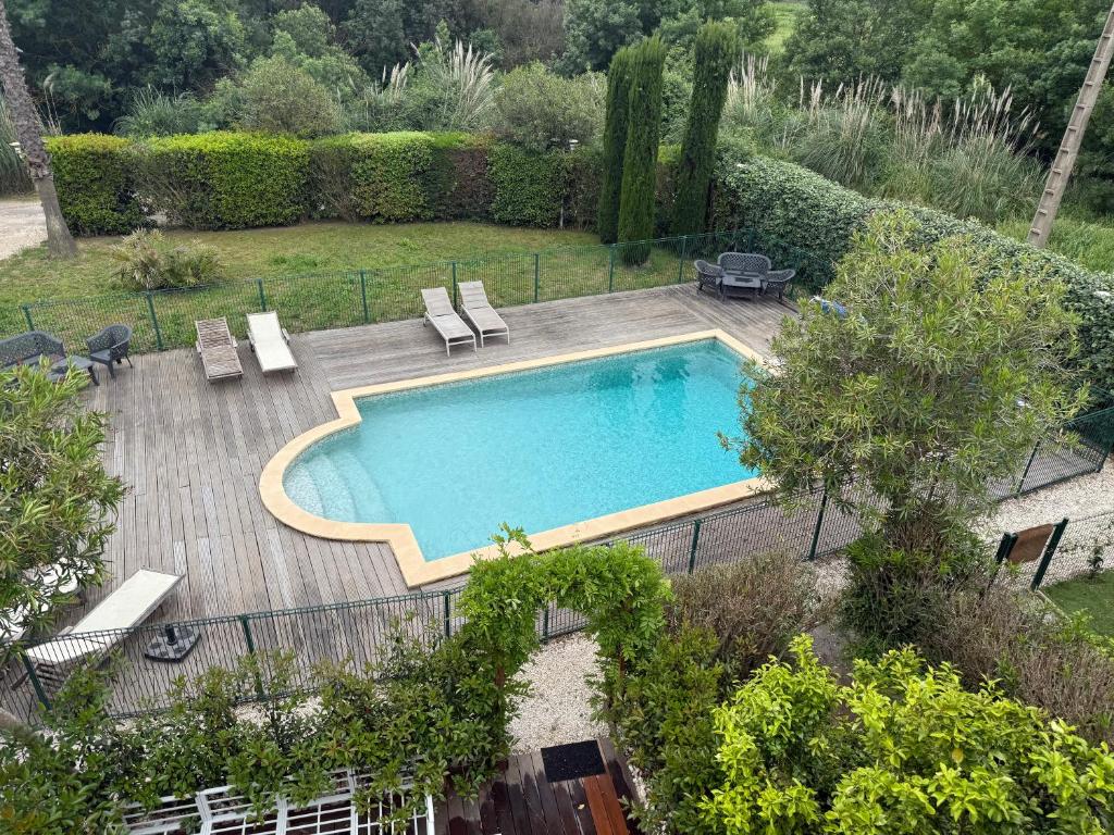 an overhead view of a swimming pool in a garden at Marinabay 5 in Grimaud