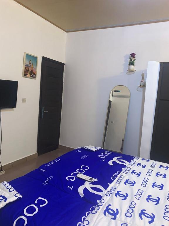 Giường trong phòng chung tại Dguizo résidence