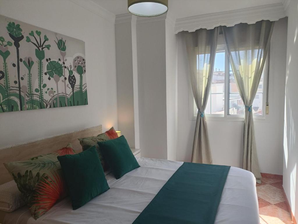 マラガにあるApto Ana. Malaga Centroのベッドルーム1室(緑の枕が付くベッド1台、窓付)