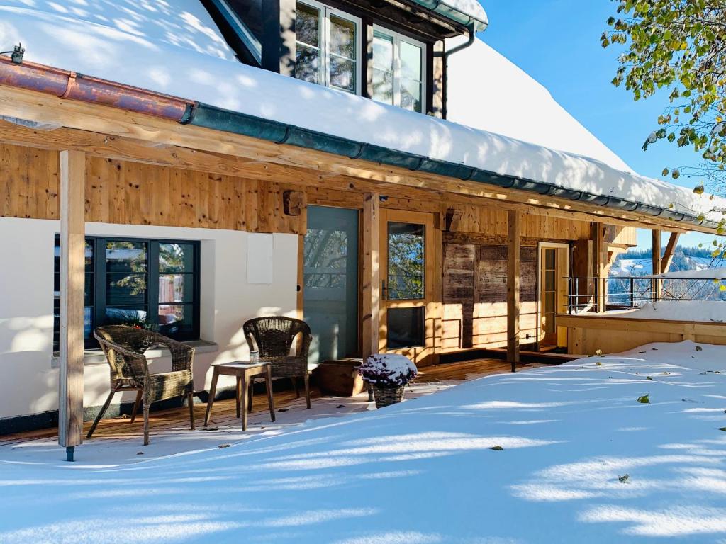 una casa con terraza en la nieve en Chalet in der Natur, en Walkringen