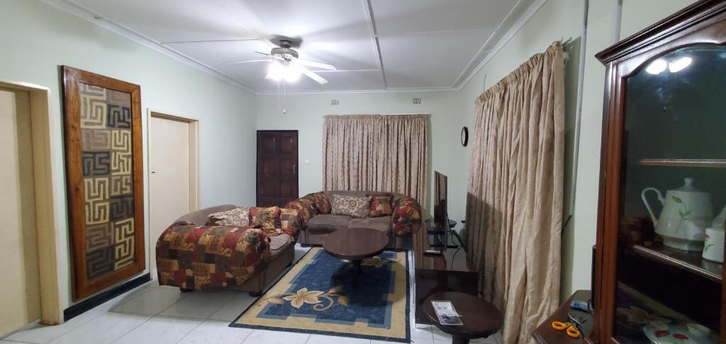 Televisyen dan/atau pusat hiburan di Lacabbana Lodges & Safaris