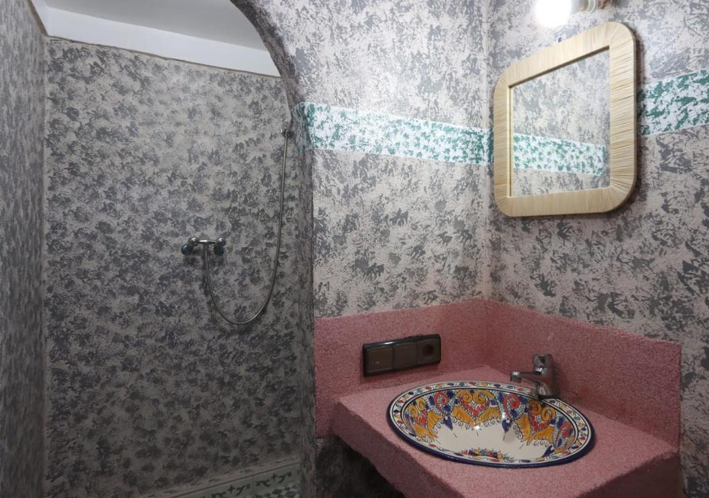 une salle de bains avec un lavabo et un miroir dans l'établissement RiadAtlasChateau, à Imlil