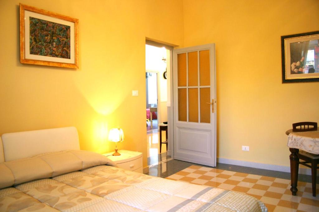 ローマにあるSilver Fernのベッドルーム1室(ベッド1台付)、廊下へのドアが備わります。