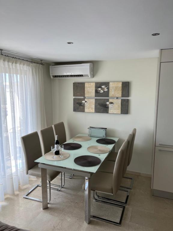 Playa de GandiaにあるApartamento El Eden Playa de Gandíaのテーブルと椅子のあるダイニングルーム