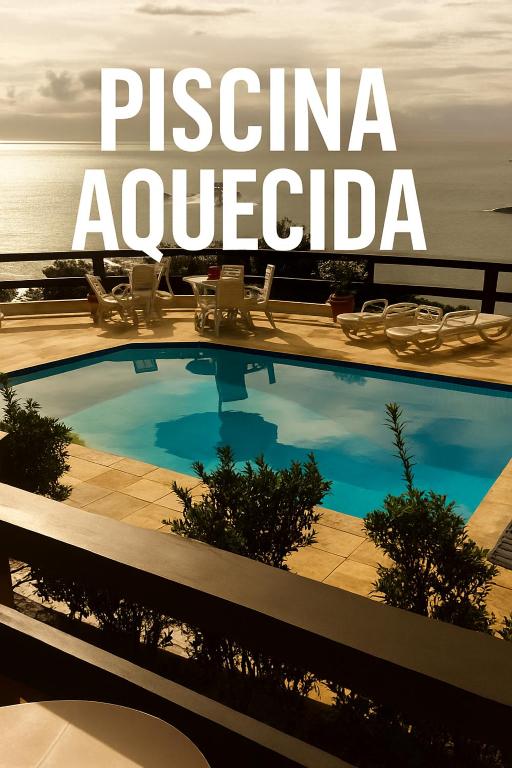 a swimming pool in a resort with the words piscina aquici at Pousada Gente Bonita Mirante in Búzios