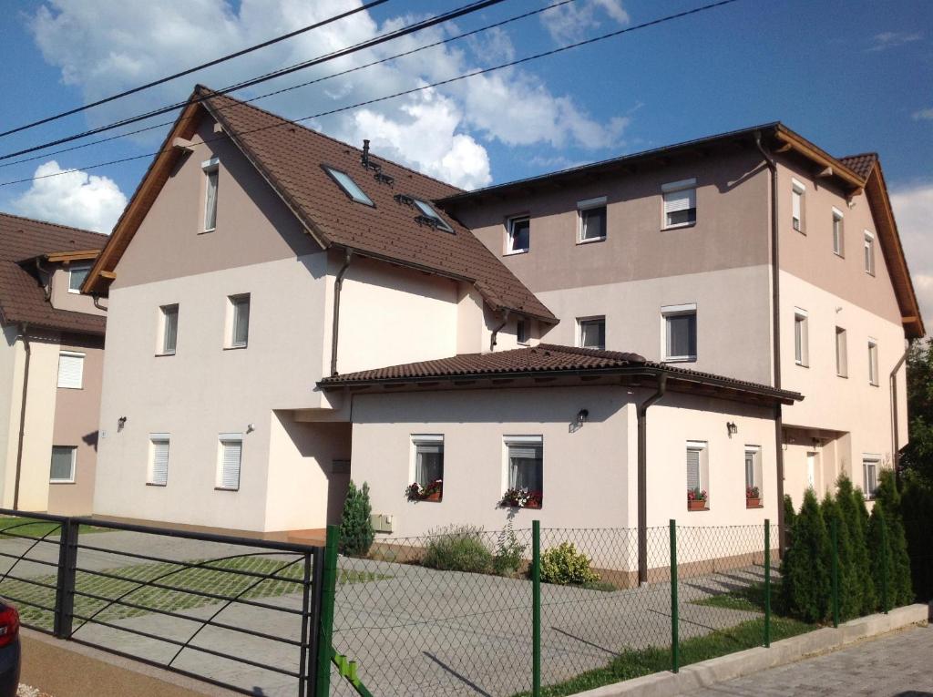 een groot wit gebouw met een bruin dak bij Bella Apartman in Balatonfüred