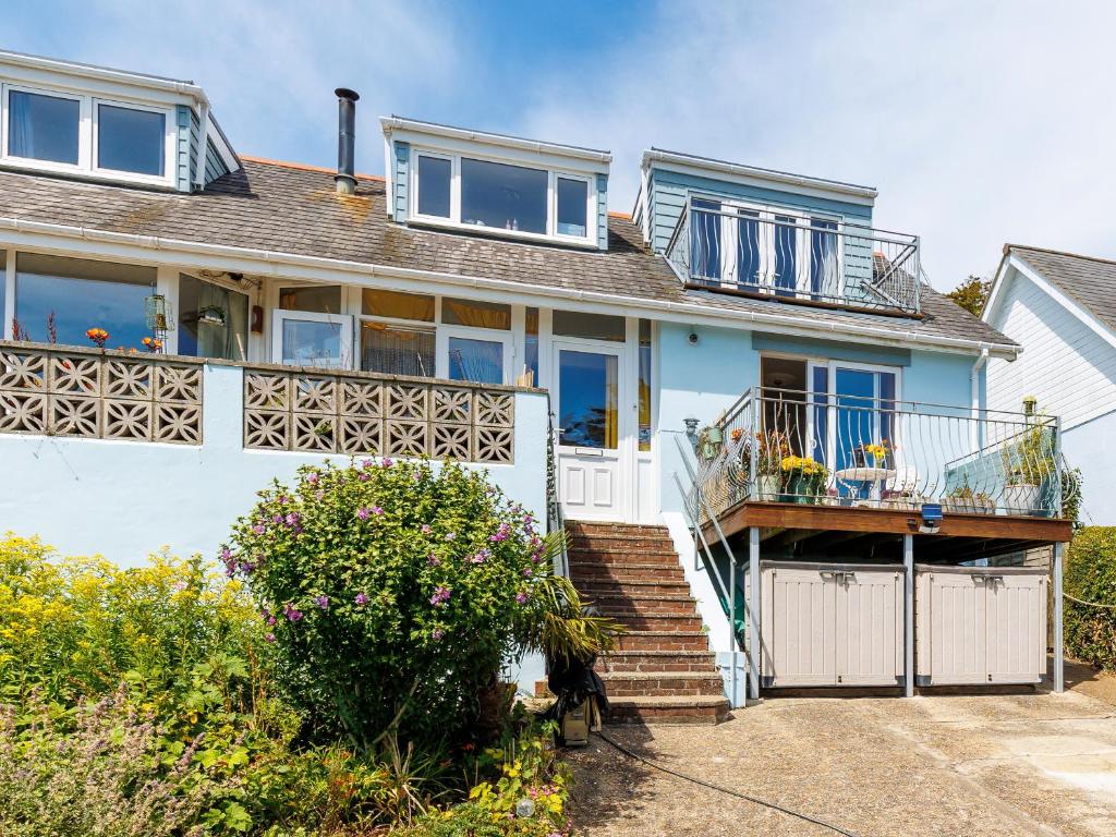 Casa azul con balcón y escaleras en Littlehaven, en Ventnor