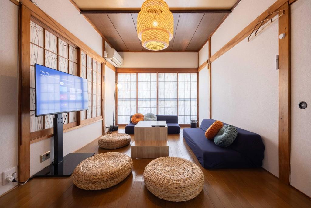 ein Wohnzimmer mit Sofa und Flachbildfernseher in der Unterkunft Lido Urayasu in Tokio