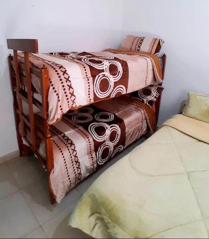 una pila de almohadas en un estante de una habitación en Mis Pichoncitos, en Villa Unión