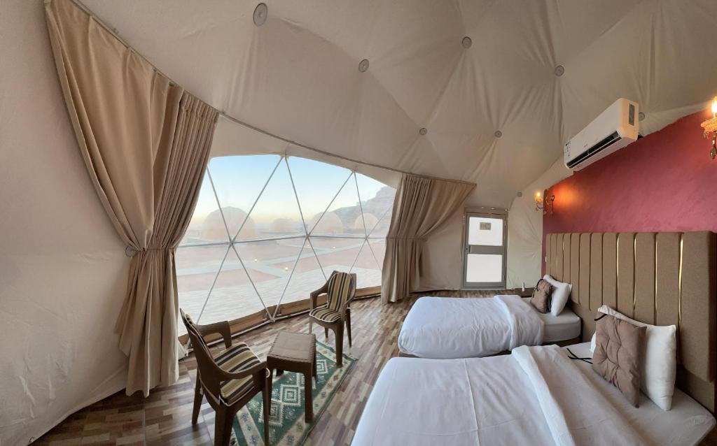 Postel nebo postele na pokoji v ubytování Luxurious bubble tents in Wadi Rum