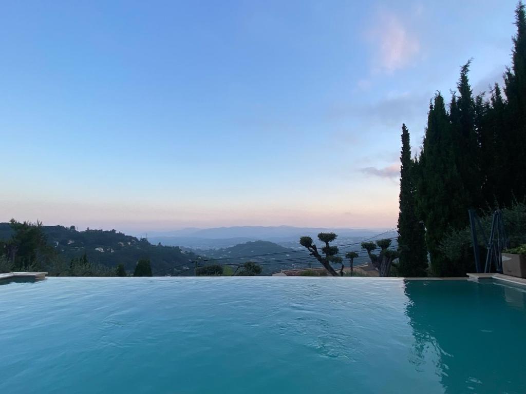 a swimming pool with a view of the mountains at Dieu L'Amour - Molinard in Châteauneuf