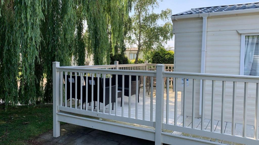 een wit hek voor een huis bij Lovely 8 Berth Caravan At Southview Holiday Park, Skegness Ref 33023M in Skegness