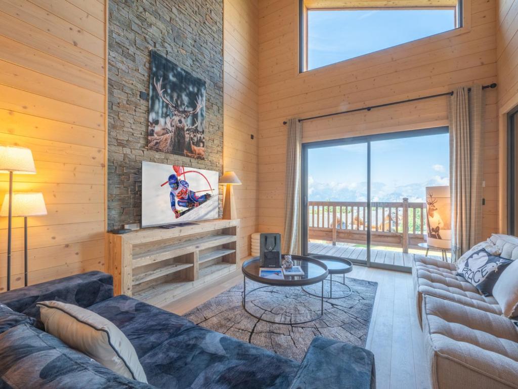 ein Wohnzimmer mit Sofa und Tisch in der Unterkunft Luxueux Duplex 127m² aux Pistes - Parking Inclus - FR-1-645-86 in Huez