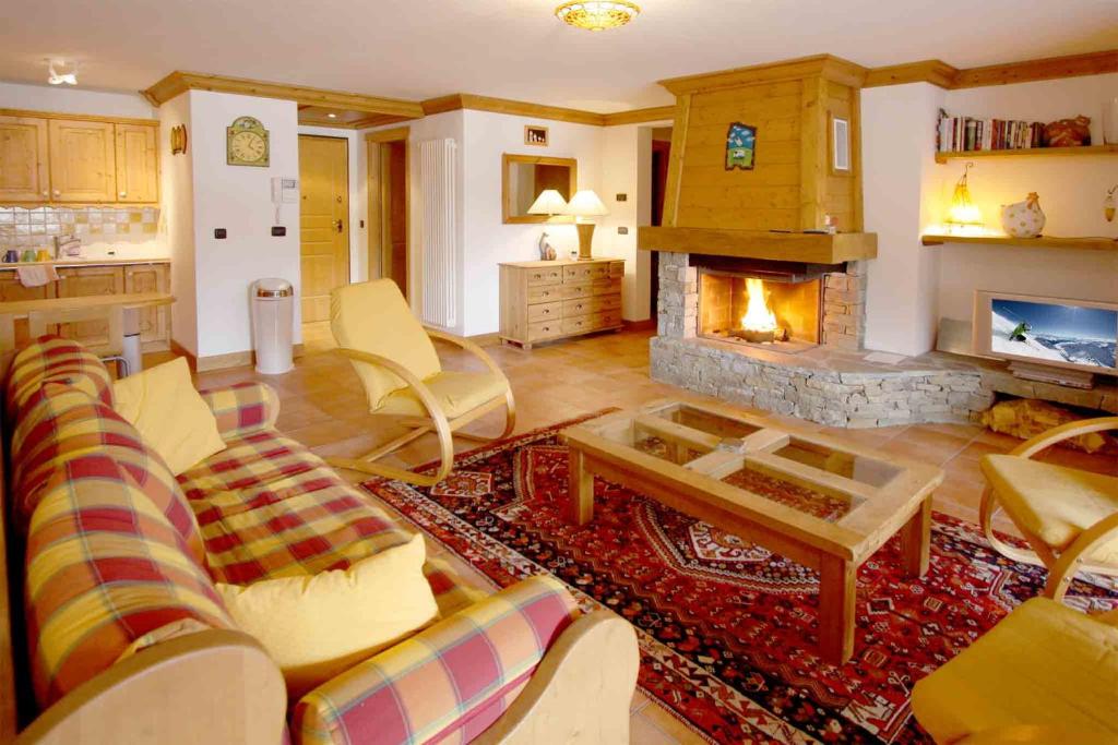 a living room with a couch and a fireplace at Residence des Alpes 302 appt - Chamonix All Year in Chamonix