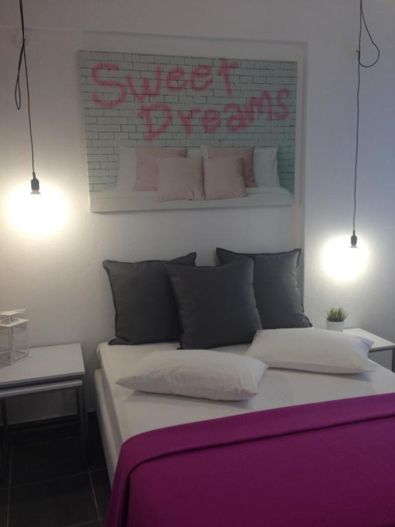 Łóżko lub łóżka w pokoju w obiekcie Philoxenia Suites