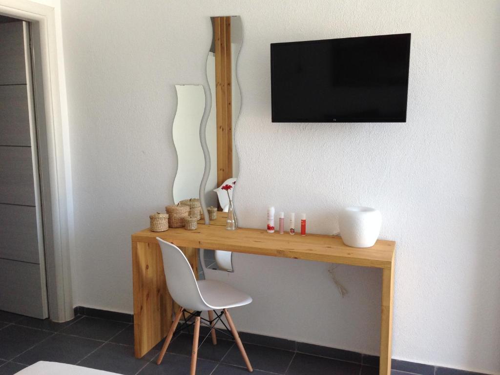 Telewizja i/lub zestaw kina domowego w obiekcie Philoxenia Suites