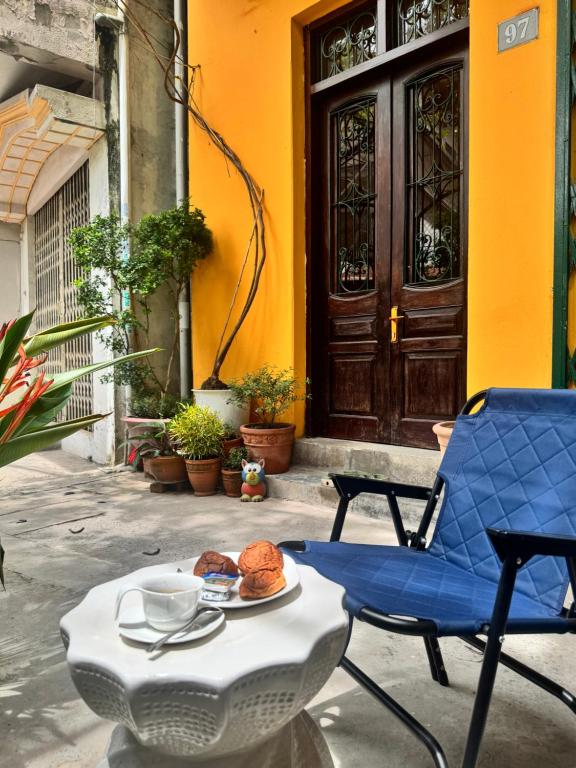 un patio con una mesa, una silla y una puerta en Hà Nội Mái Hiên Boutique Stay, en Hanói