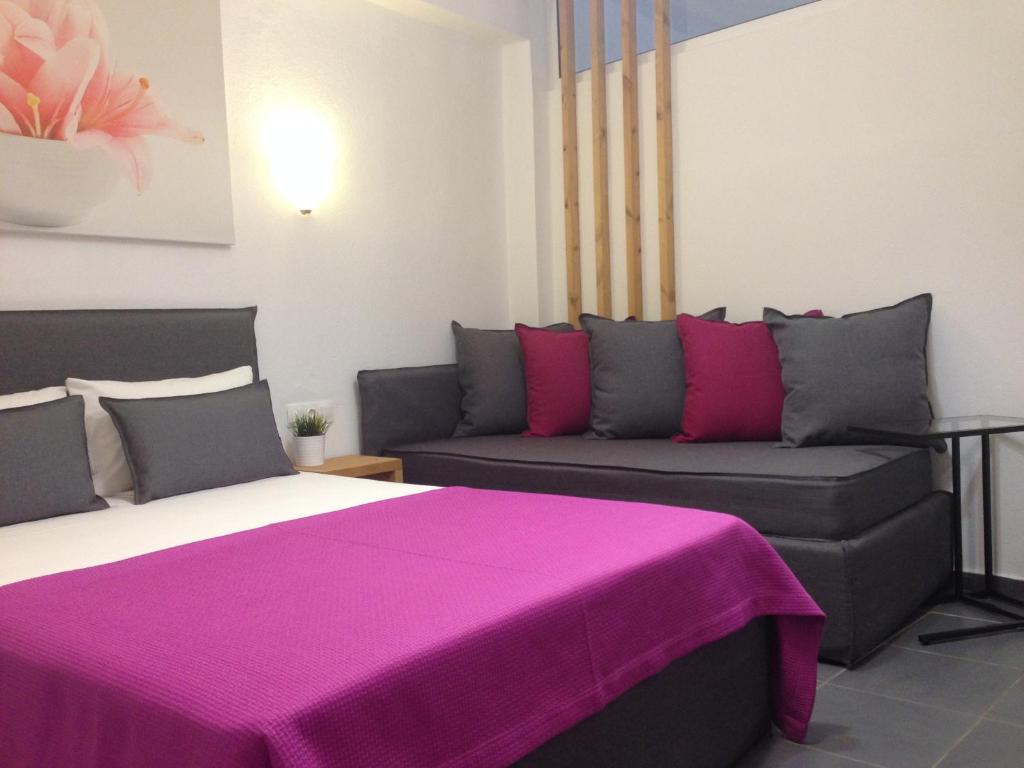 Łóżko lub łóżka w pokoju w obiekcie Philoxenia Suites
