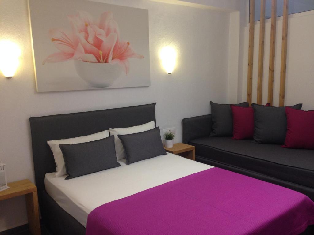 Łóżko lub łóżka w pokoju w obiekcie Philoxenia Suites
