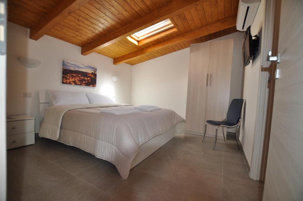 een slaapkamer met een bed en een stoel erin bij Affittacamere Da Mary in Matera