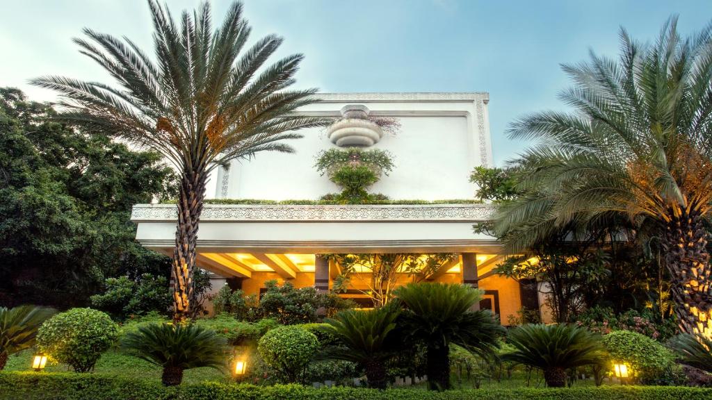 海得拉巴的住宿－泰姬德干酒店，一座棕榈树建筑