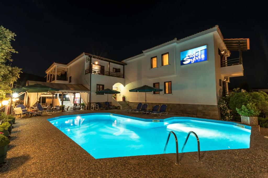 Bazén v ubytování Hotel Sylvia nebo v jeho okolí