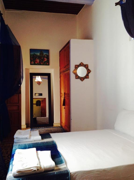 Una cama o camas en una habitación de Riad El Bir