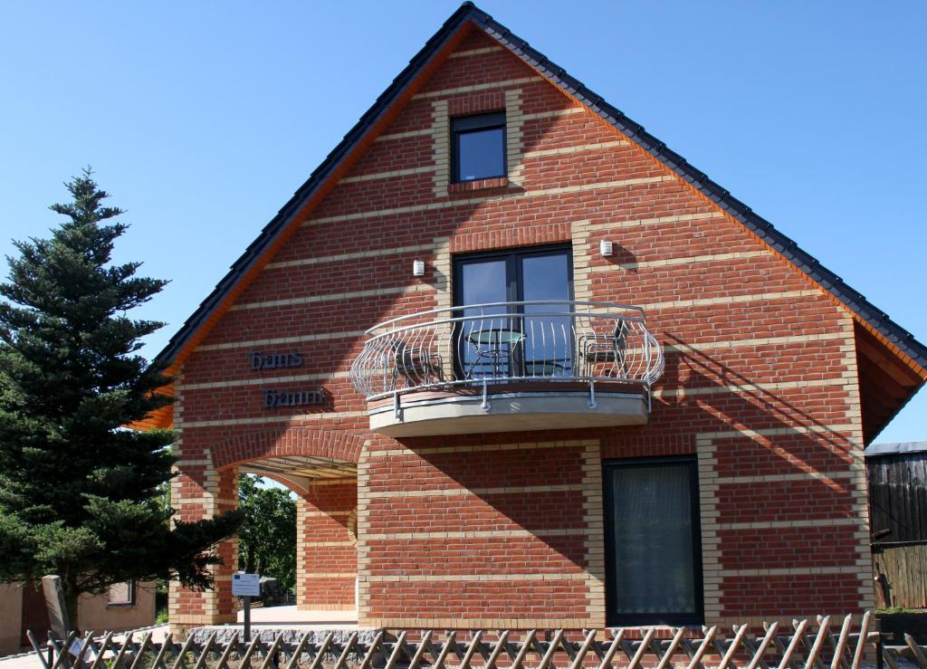 ein Backsteingebäude mit einem Balkon an der Seite in der Unterkunft Haus Hanni in Priepert