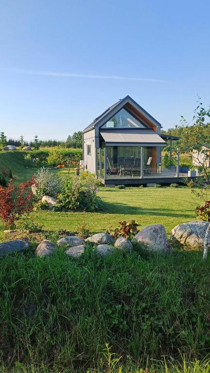 una piccola casa con rocce di fronte di Pieni Mökki a Kuusalu