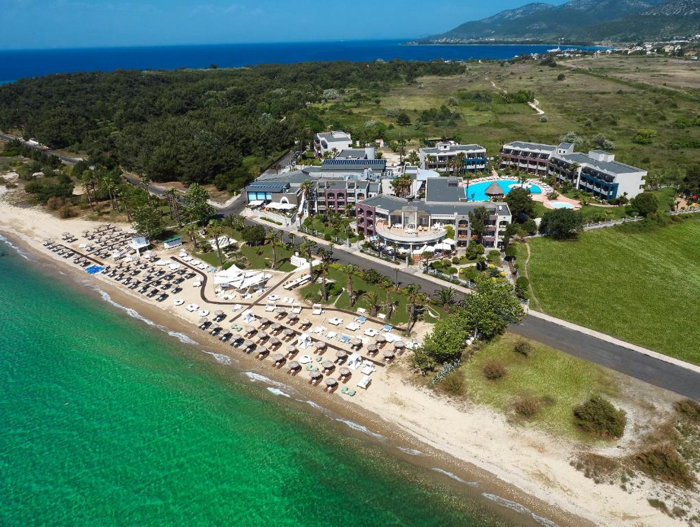 eine Luftansicht eines Resorts am Strand in der Unterkunft Ilio Mare Hotel in Prinos