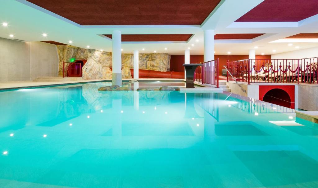 Bazén v ubytování Hotel Almina nebo v jeho okolí