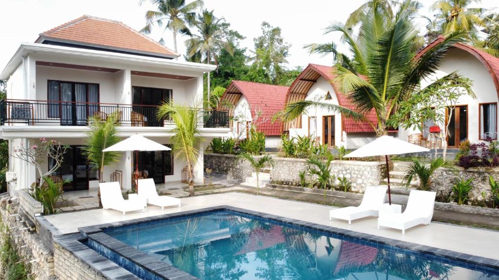 Bazén v ubytování The Lebah Kelingking Villa nebo v jeho okolí