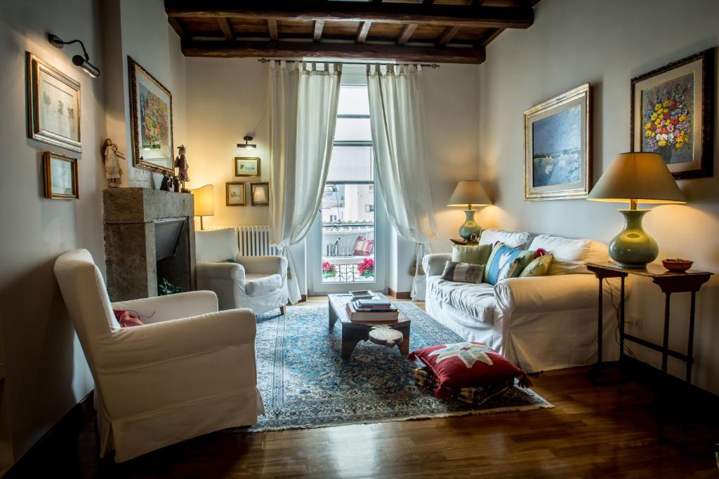 uma sala de estar com um sofá e uma lareira em Apartment Il Convento em Bracciano