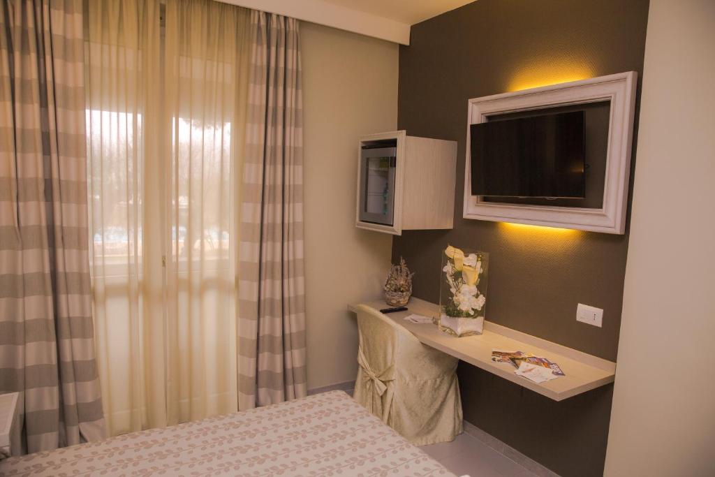 TV a/nebo společenská místnost v ubytování Hotel Degli Ulivi