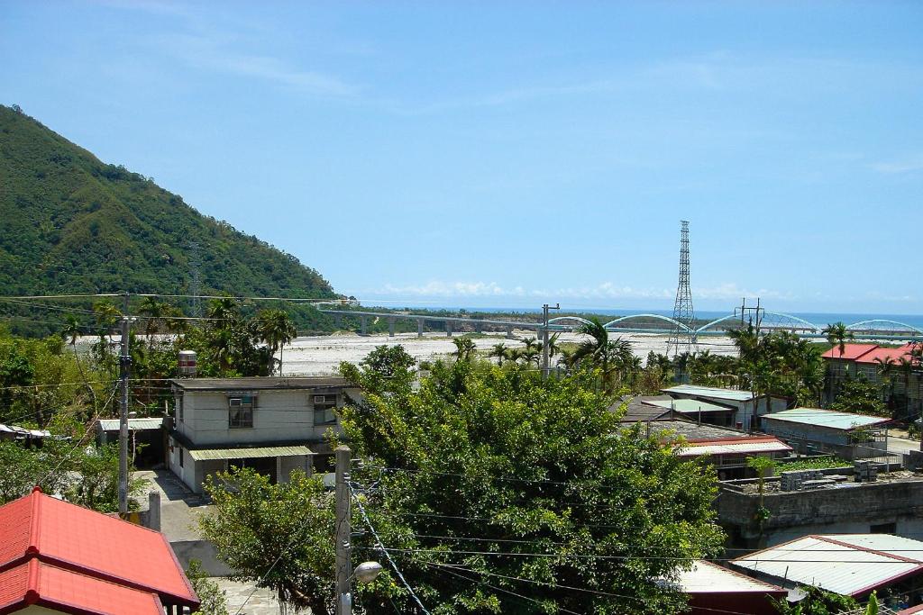 vista su una città con una montagna sullo sfondo di 峽谷民宿 Valley B&B a Fushi