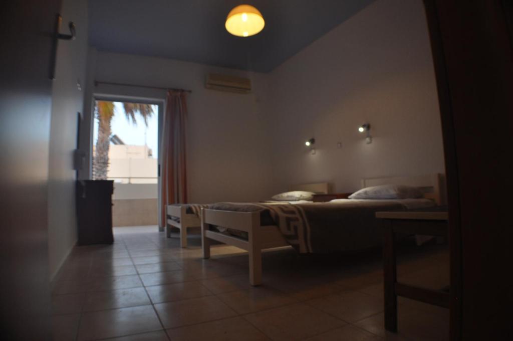 Postel nebo postele na pokoji v ubytování Zouboulia Apartments