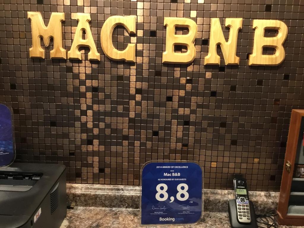 Mac B&Bに飾ってある許可証、賞状、看板またはその他の書類