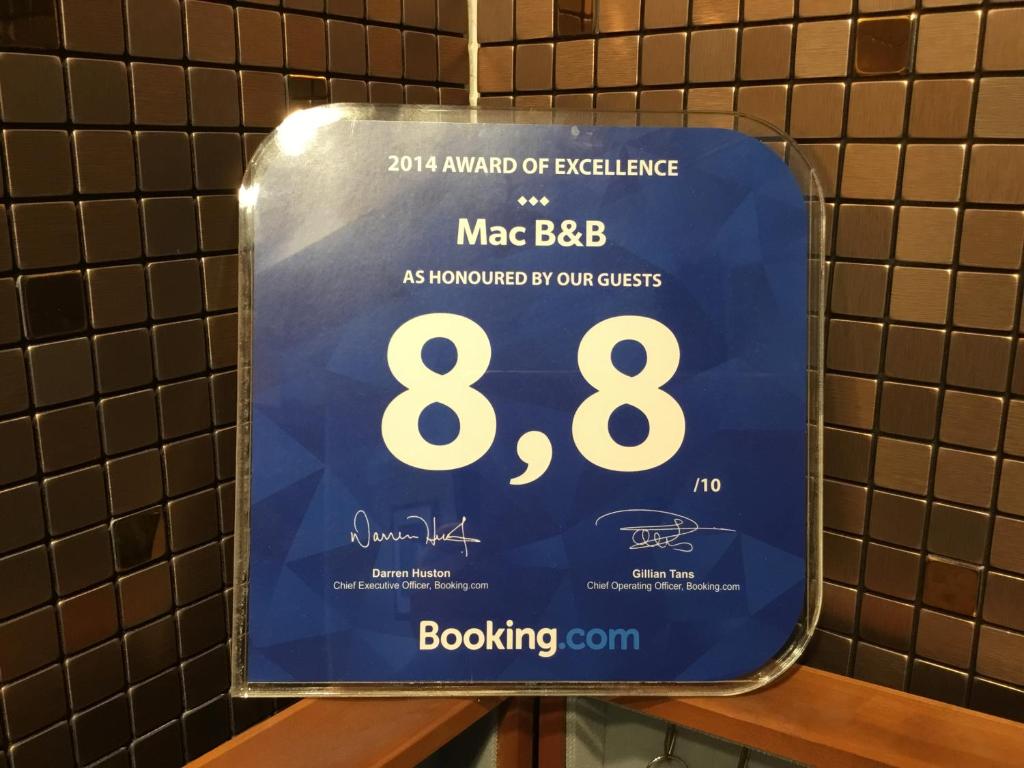 オタワにあるMac B&Bの地下鉄壁面の看板