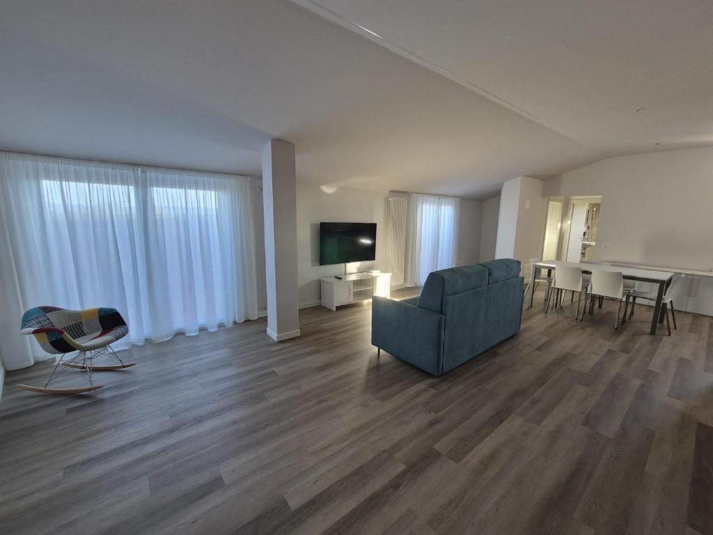 ein Wohnzimmer mit Sofa und einem Tisch mit Stühlen in der Unterkunft Hotel MAX Lazise &Appartamenti - A due Passi dai Parchi Più Famosi in Lazise