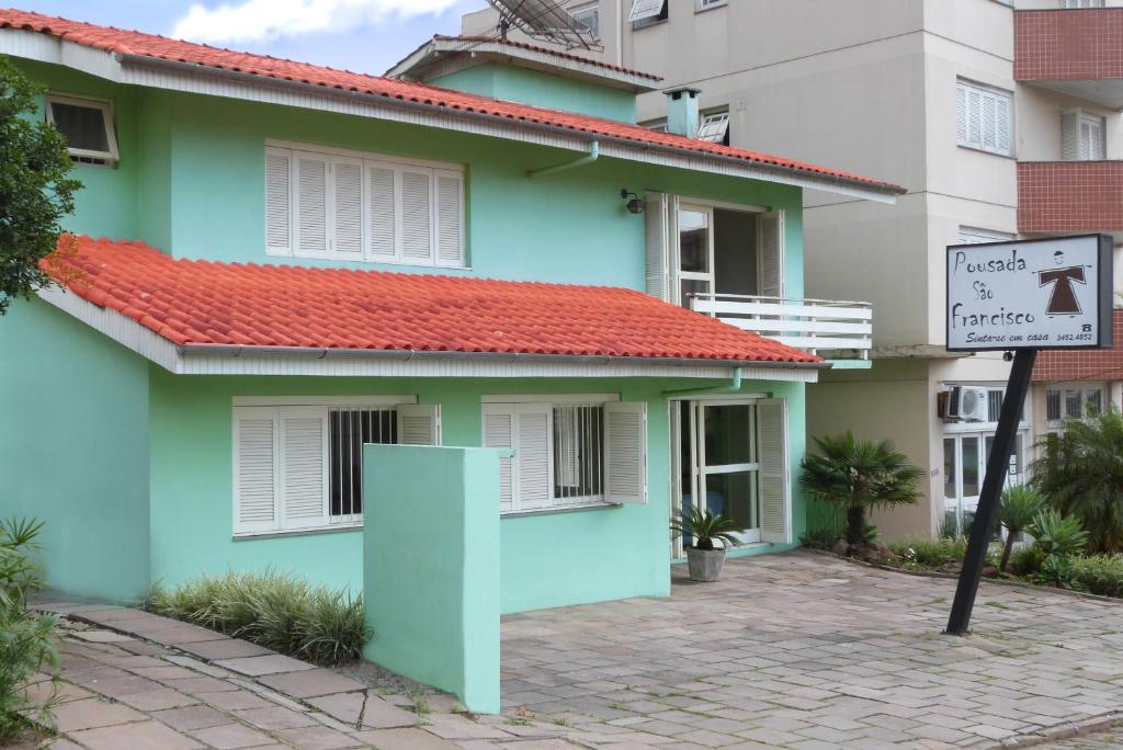 una casa blu con tetto rosso di Pousada São Francisco a Bento Gonçalves