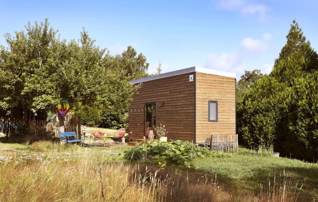 ヴェルトゥにあるLa tiny house de la Blandinièreの木の小さな木造家屋