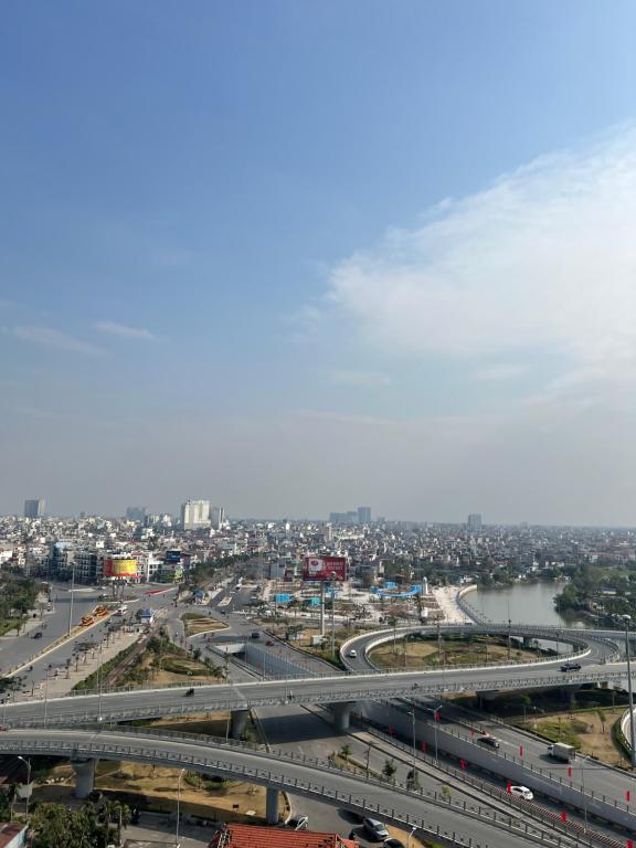 Una vista aérea de una ciudad con una autopista. en Tễu homestay, en Hai Phong