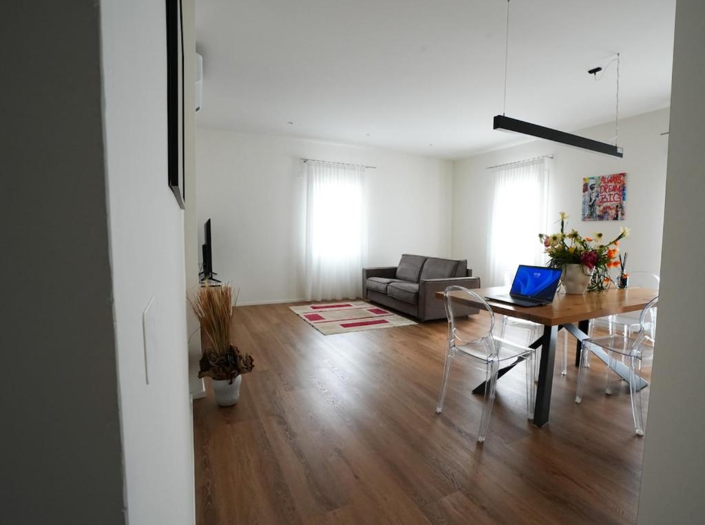 a living room with a table and a couch at G83Home-Appartamento moderno in zona Fiera in Vicenza