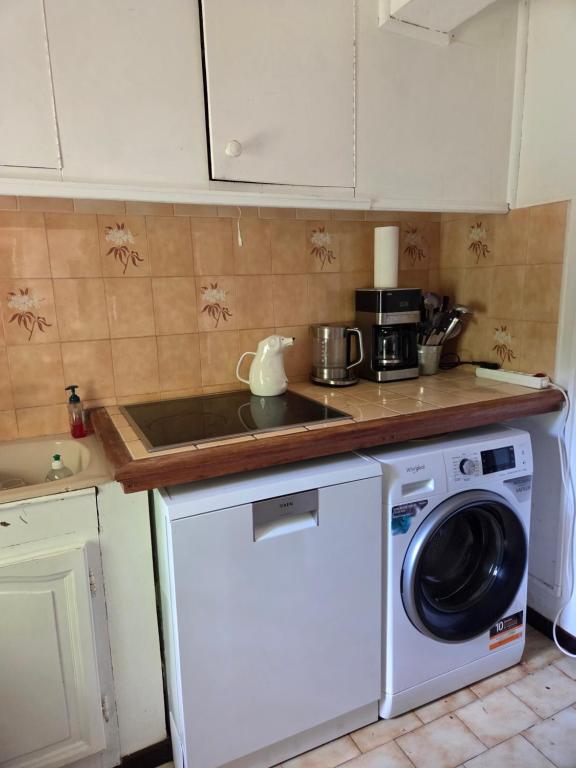 a kitchen with a washing machine and a washer at Saignon, Chambres d hôtes in Saignon