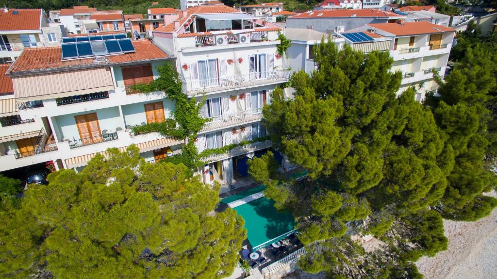 an aerial view of a building with a swimming pool at Apartments Ankora in Tučepi