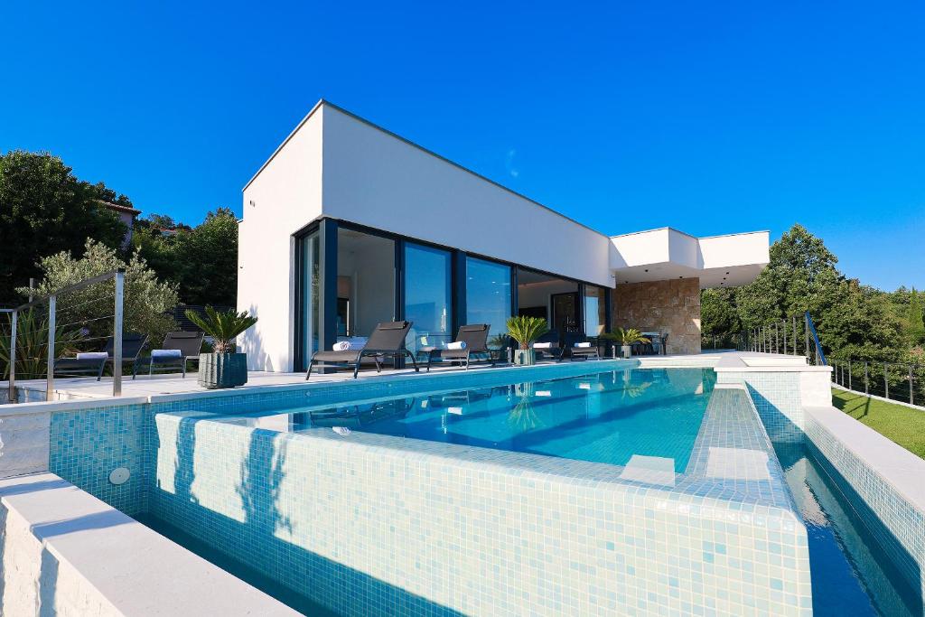ein Swimmingpool vor einem Haus in der Unterkunft Villa Agapanthus in Veprinac