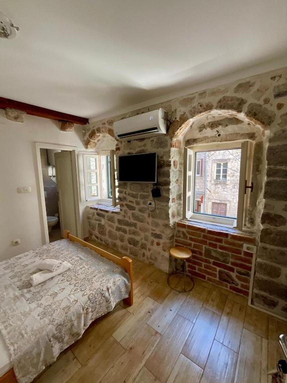 科托尔sar 3的一间带床和砖墙的卧室